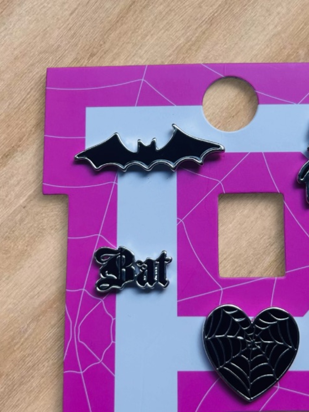 🆕🕷️PINK Halloween Collectible Pins 6 Piece Set Victoria’s Secret NWT🕸️ - Picture 4 of 9